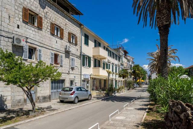 Apartment Dujic With Hot Tub Kastela Exterior photo