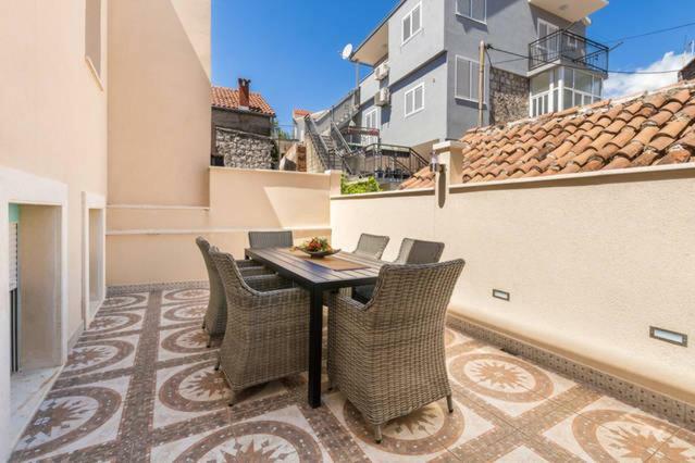 Apartment Dujic With Hot Tub Kastela Exterior photo